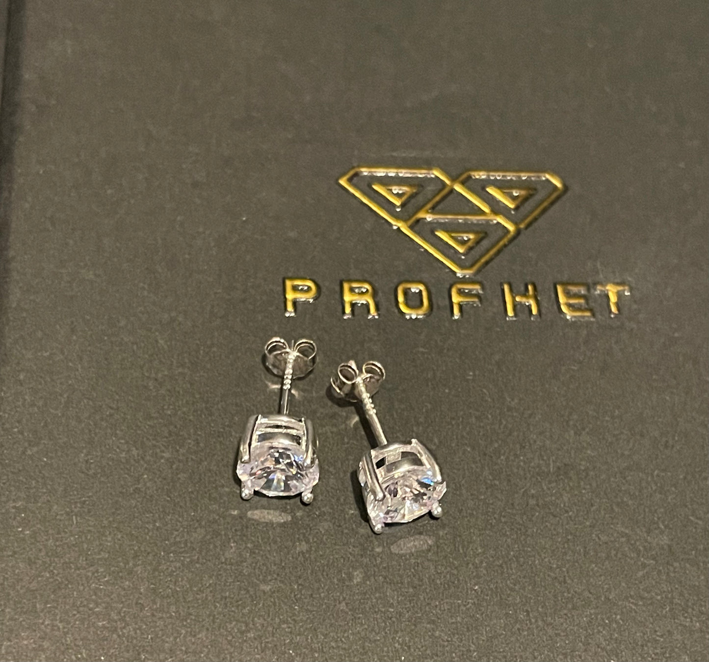 White Gold Cubic diamond stud earrings (7mm)