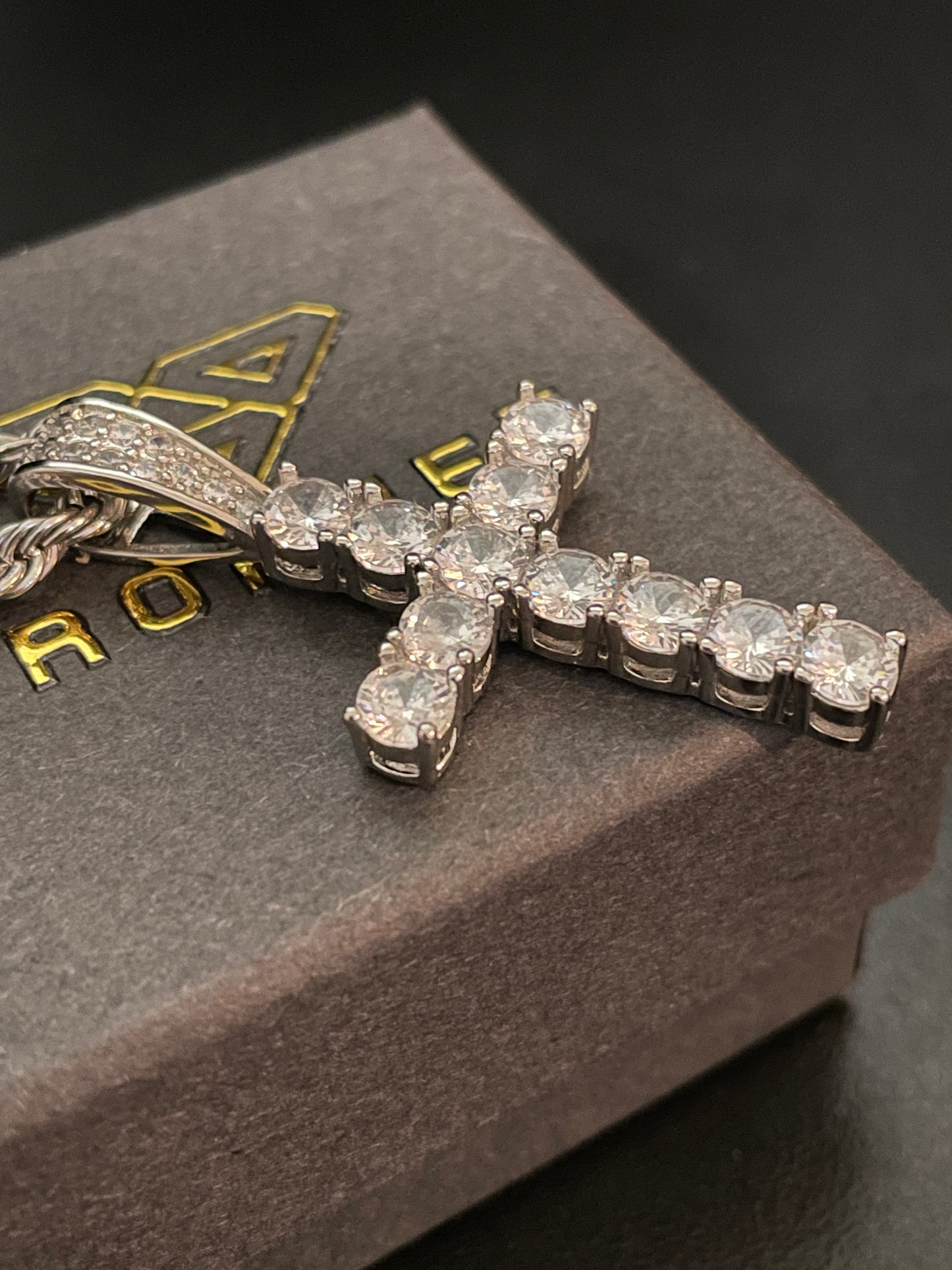 Cross CZ pendant (white gold)