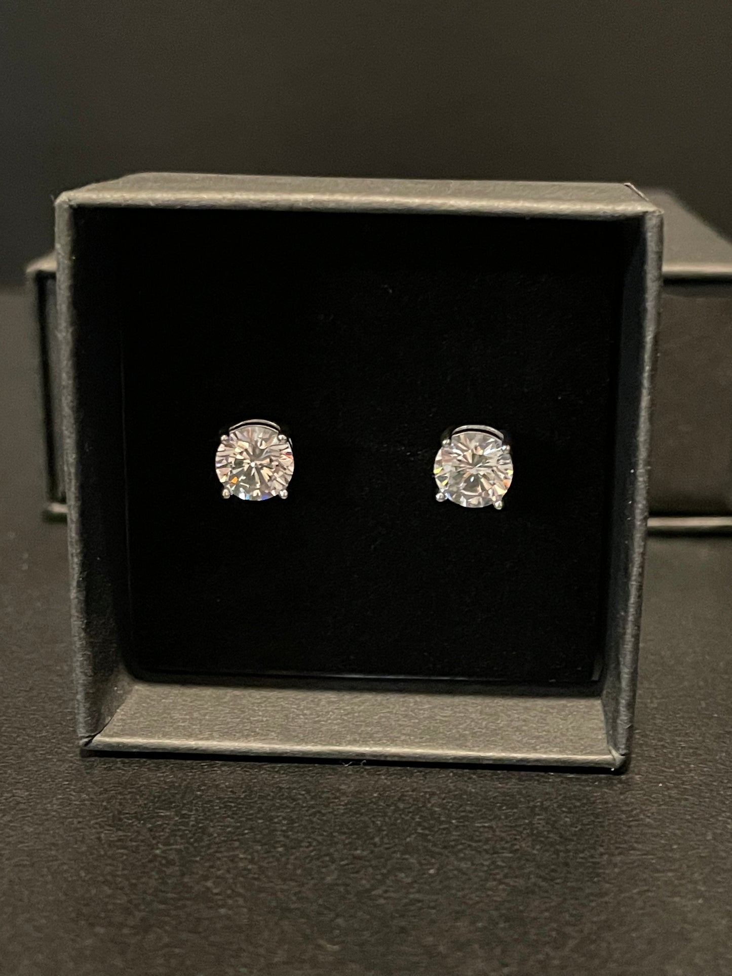 White Gold Cubic diamond stud earrings (7mm)