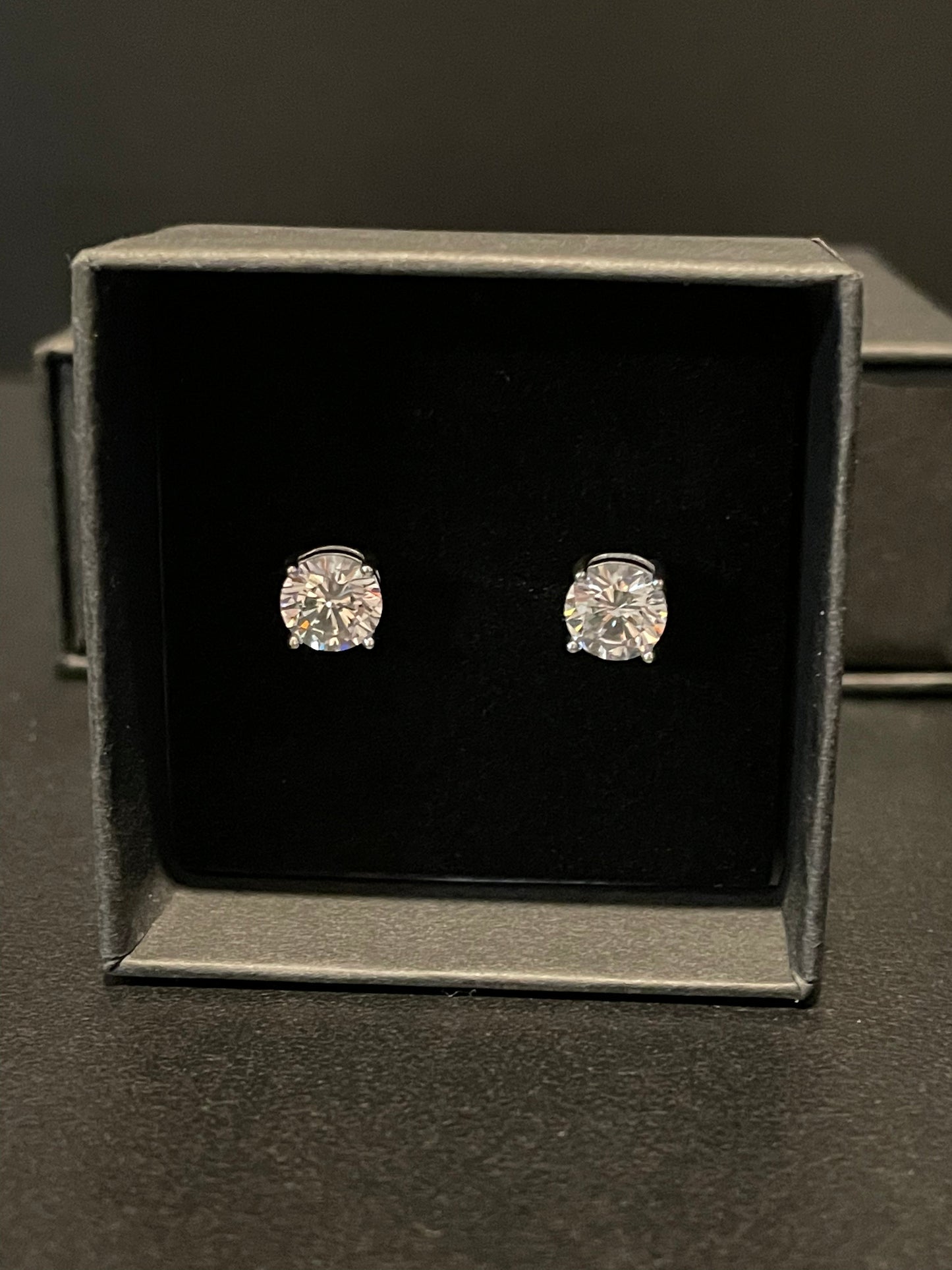 White Gold Cubic diamond stud earrings (8mm)